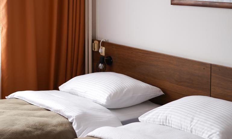 Dvokrevetna soba sa razdvojenim ležajevima