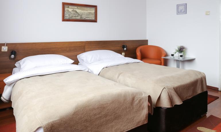 Dvokrevetna soba sa razdvojenim ležajevima