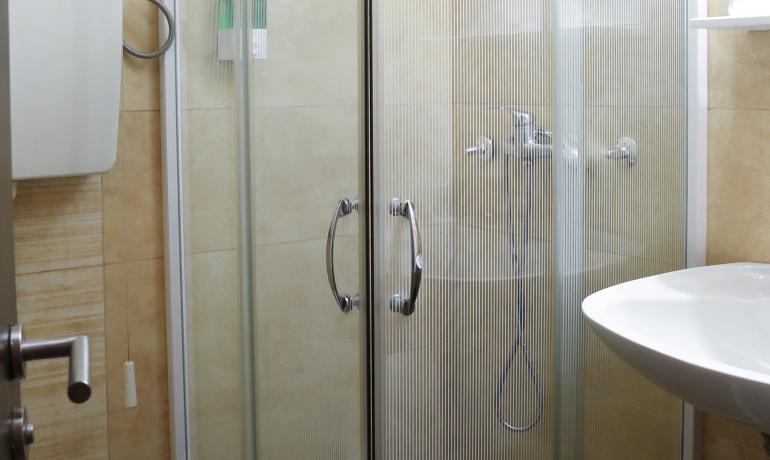 Dvokrevetna soba sa razdvojenim ležajevima